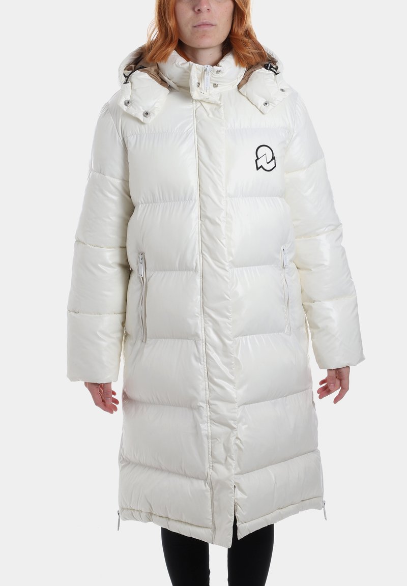 Cappotto piumino bianco con finitura lucida, tasche con zip e logo ricamato. Presenta un colletto alto e un design oversize.