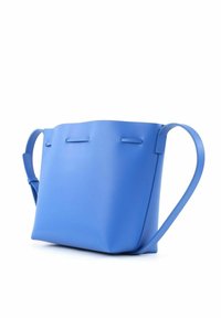 Sac tote en cuir bleu au design minimaliste, texture douce, large ouverture et bandoulière réglable. Ne présente aucun matériel ou motif visible.