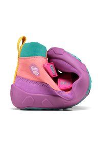 Chaussure pour enfants flexible pliée pour montrer sa douceur, présentant des couleurs violet, rose, sarcelle et jaune avec des sangles à Velcro et une semelle en caoutchouc.