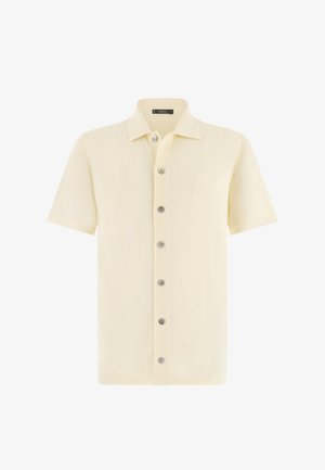 Cremefarbener Kurzarm-Strickpullover mit einem klassischen Kragen und sieben grauen Knöpfen vorne.