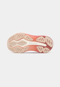 Semelle de chaussure de course en corail et beige. Présente un motif de semelle pour une meilleure adhérence, avec un entresemelle blanche et un détail de marque au centre.