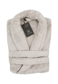 Šviesiai pilkas, purios tekstūros chalatas. Yra apykaklė šalia, juostos uždarymas ir prisegta etiketė su prekių ženklu.