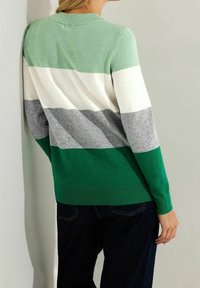 Suéter de punto con rayas horizontales en verde, blanco, gris y verde oscuro. Presenta un cuello redondo y puños y dobladillo acanalados.