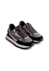 Sneakers sportivi con tomaia in mesh e suede nelle tonalità di nero, grigio e accenti metallici. Caratterizzati da una suola imbottita e un design con lacci.