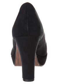 Svart mocka högklackad sko med avsmalnat tå och träklack. Har en slät yta och en ren silhuett.