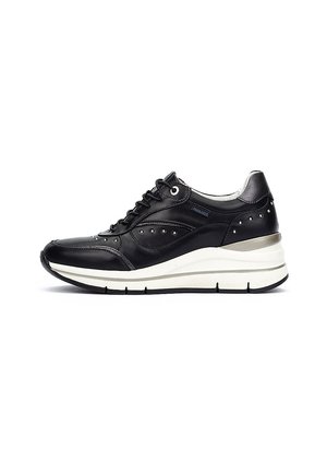 Baskets en cuir noir avec des accents cloutés, bout rond, design à lacets et une semelle épaisse blanche. Présente une texture lisse et un col rembourré.