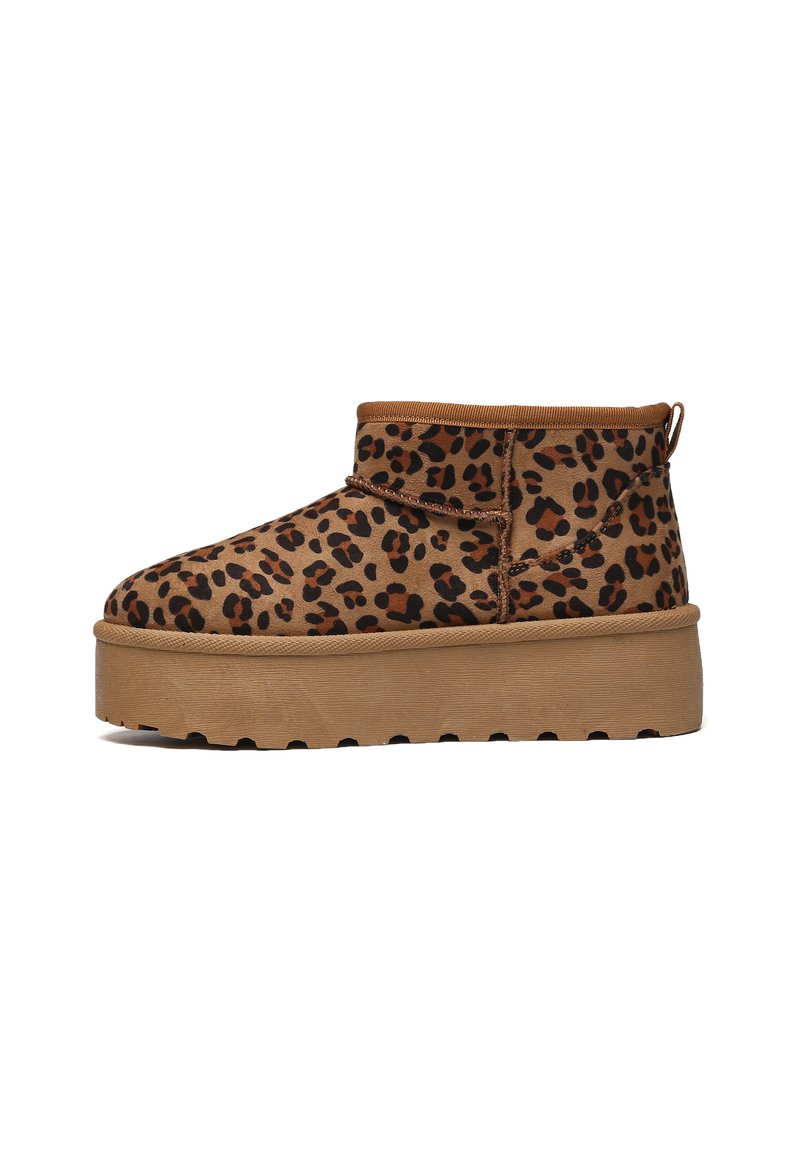 Stivale alla caviglia con stampa leopardata, tomaia in suede beige, suola piatta in gomma e linguetta sul retro. Presenta cuciture a sbalzo.