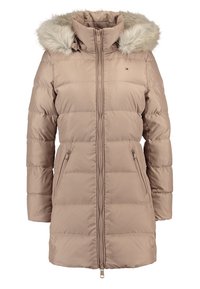 Beige prošívaná bunda s odnímatelnou umělou kožešinovou kapucí, se zipem ve přední části a dvěma bočními kapsami. Obsahuje prošívané části pro zateplení.