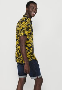 Koroshi SHORT SLEEVE - Ing - amarillo yellow