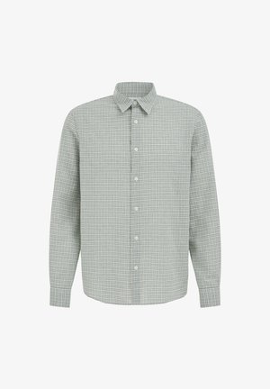 Camisa de hombre de manga larga con botones, con un pequeño patrón de cuadros verdes y blancos y cuello puntiagudo, mostrada sobre fondo blanco.