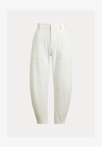 Høytlivs, off-white fritidsbukser med store frontlommer med lapper, knappelukking og avsmalnende ben.