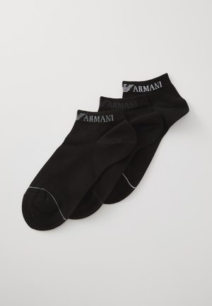 Chaussettes noires de cheville en tissu lisse avec orteils renforcés. Elles disposent d'un revers avec le logo "ARMANI" en gris. Comprend trois paires.