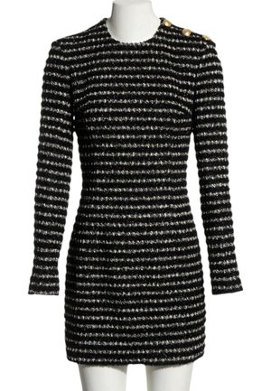 Mini-robe rayée noire et argent à manches longues avec col rond et quatre boutons dorés sur l'épaule gauche, présentée sur un mannequin blanc.