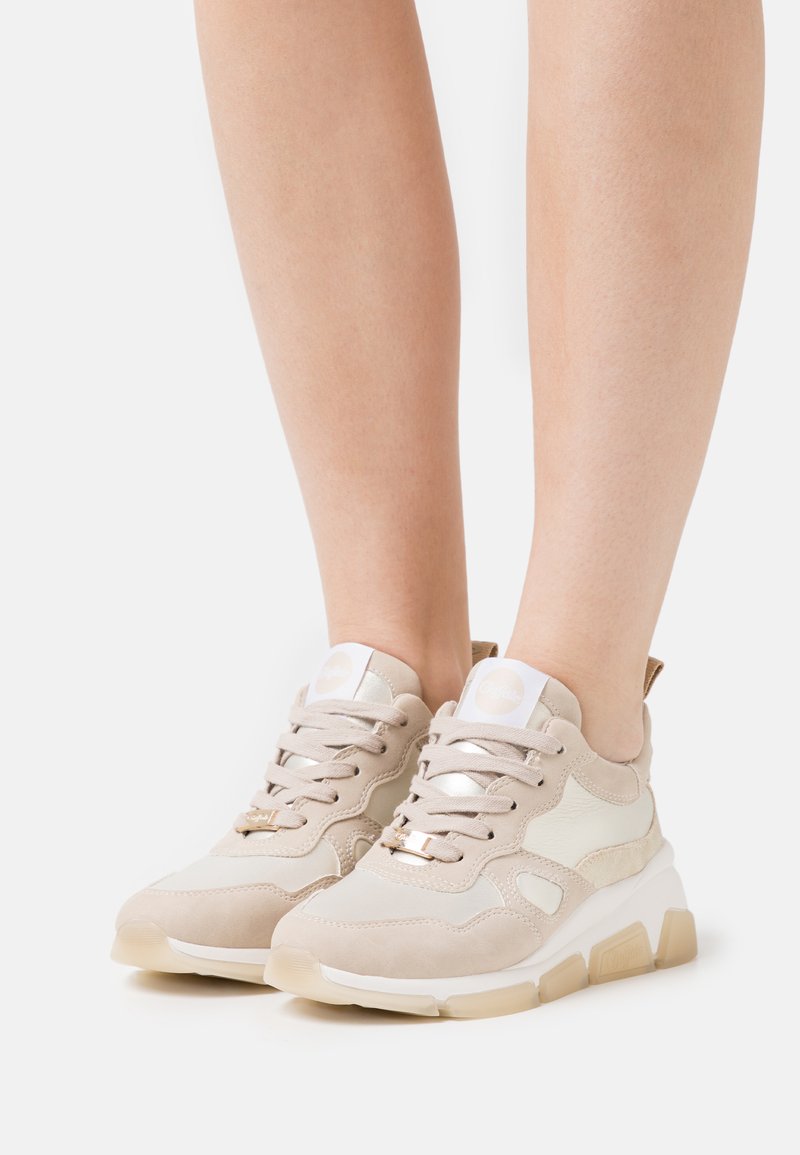 Beżowe sneakersy z mieszanką zamszu i skóry, okrągłym noskiem, wyściełanym kołnierzem oraz teksturowaną gumową podeszwą z złotymi akcentami.