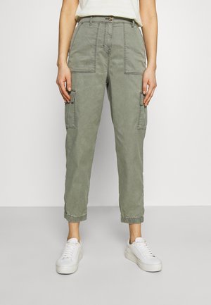 Licht olijfgroene cargobroek met een ontspannen pasvorm, voorzien van meerdere zakken en elastische boorden. Gemaakt van een katoenmengsel.