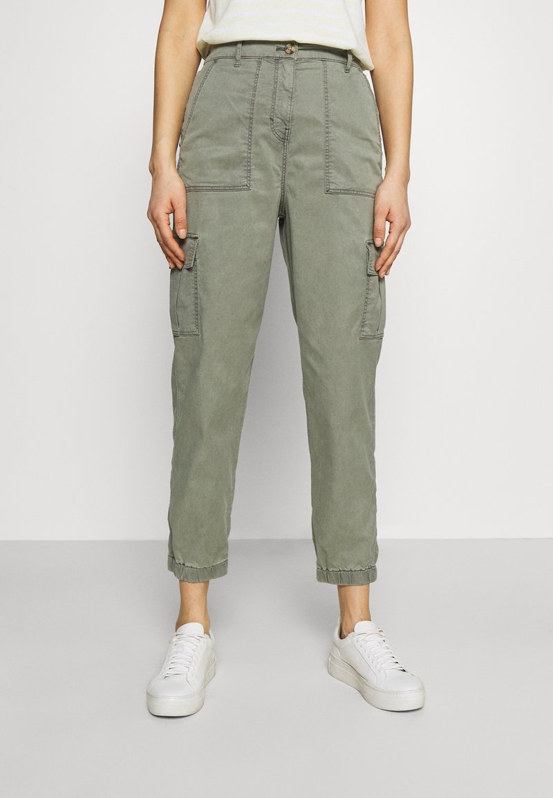 Svetle olivově zelené cargo kalhoty s uvolněným střihem, které mají několik kapes a elastické manžety. Vyrobeny z pružné bavlněné tkaniny.