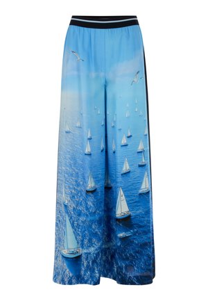 Weite Hose mit elastischem schwarzem Bund, bedruckt mit einer blauen Ozeanszene, die zahlreiche Segelboote und darüber fliegende Möwen zeigt.