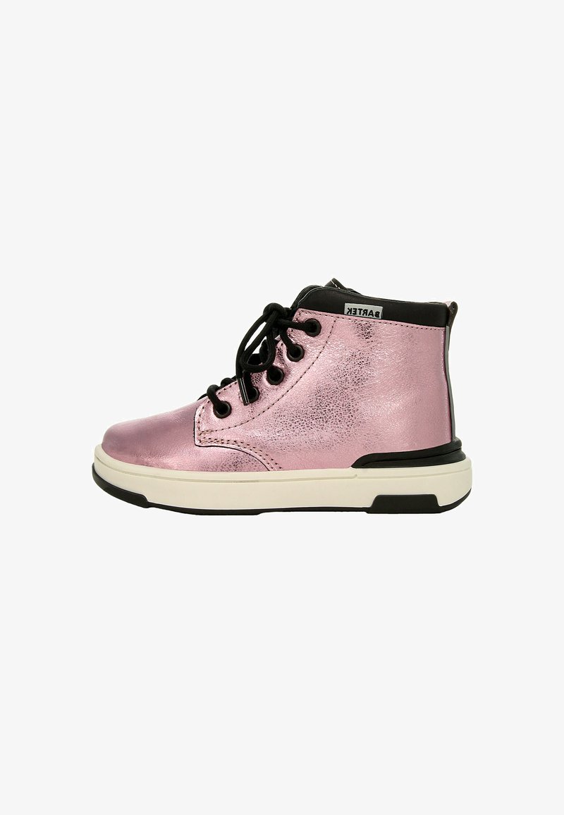 Sneaker alta metallica rosa con accenti neri, punta rotonda, design con lacci e finitura testurizzata. Presenta una suola in gomma bianca e nera.