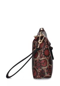 Borsa a polso in pelle marrone con motivi geometrici e circolari rossi e hardware in metallo dorato per la zip e il gancio.