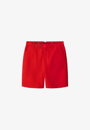 Rode katoenen korte broek met een vlakke voorkant, riemlussen en twee zijzakken. Glad textuur, knielange snit, met een enkele knoopsluiting.