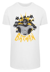Balta medvilninė marškinėlių su juoda ir geltona grafika, vaizduojančia veikėją su apsiaustu. Tekstas apima „BATMAN“ paryškintais geltonais šriftais.