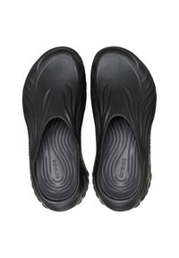 Czarne wsuwane buty z formowanej gumy z teksturowanym wzorem fal na górnej powierzchni i ryflowaną podeszwą, z logo "Crocs" wewnątrz.
