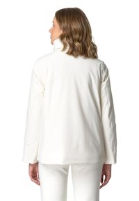 Weiße, leichte Jacke mit hohem Kragen und langen Ärmeln. Glatte Textur und schlichtes Design mit leicht oversized Passform.