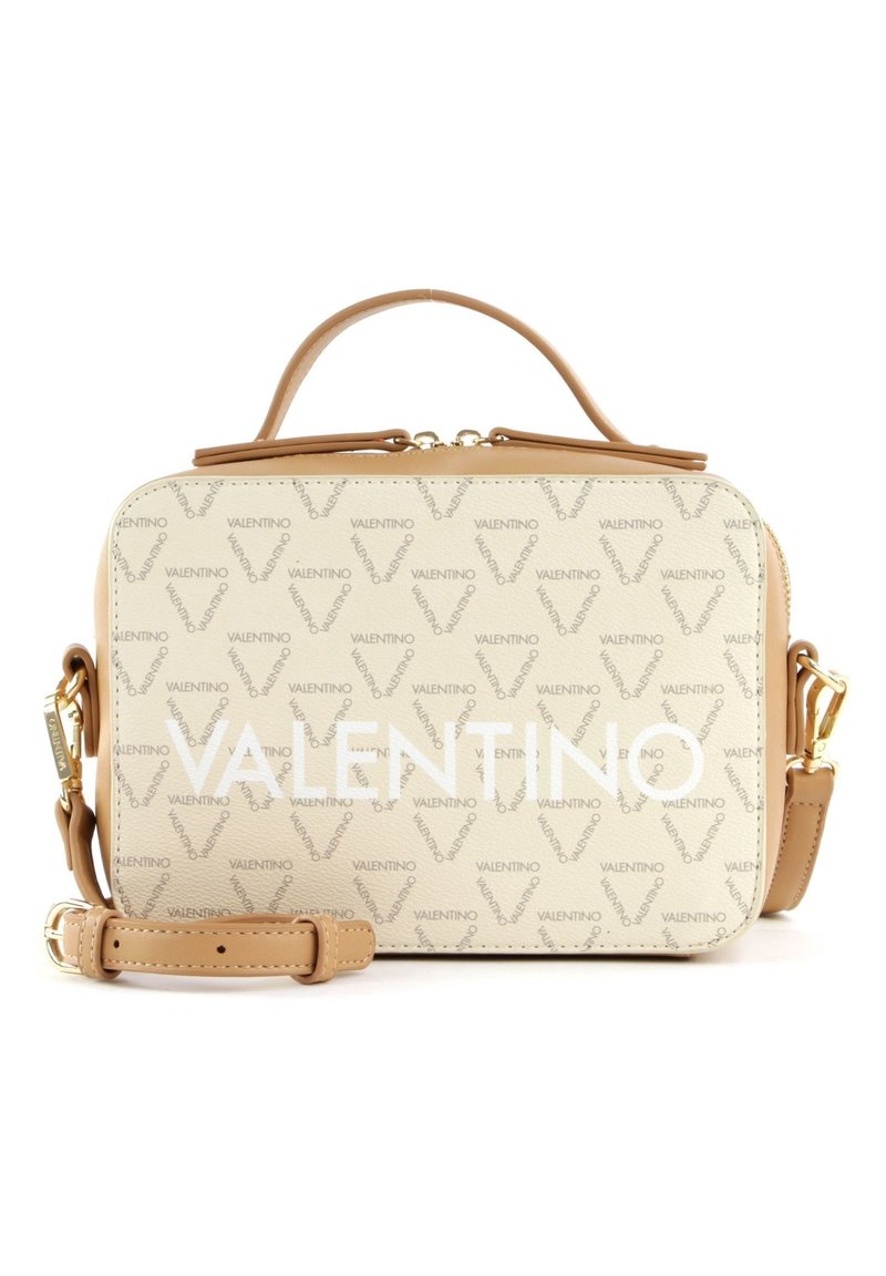 Strukturerad handväska i texturerad krämfärg med ett upprepande logomönster; beige detaljer och handtag upptill; justerbar rem; guldfärgad hårdvara.