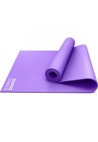 Tappetino yoga viola realizzato in gomma testurizzata, arrotolato parzialmente. Presenta una superficie antiscivolo con logo su un lato.