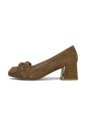 Zapato marrón de ante con tacón bajo de bloque, con detalle de borla y nudo en la parte delantera, sobre un fondo blanco.