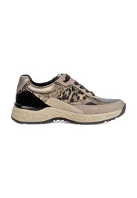 Des baskets beiges présentent un mélange de matériaux, y compris du cuir lisse et du suede texturé, avec des accents imprimé léopard et des détails pailletés.