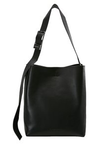 Czarna skórzana torba na ramię o gładkiej fakturze, prostokątnym kształcie, regulowanym pasku i subtelnym wytłoczonym logo na dole.