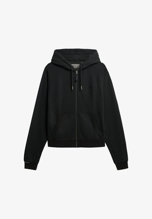 Sudadera negra con cremallera, bolsillos delanteros, capucha con cordones, mangas largas y marca sutil en el pecho y el puño.