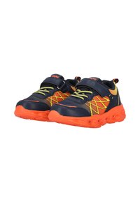 Blå og orange atletiske sko med en struktureret gummisål, velcro-rem og gule accenter i et mesh- og syntetisk materiale.