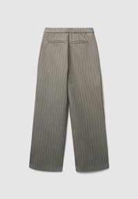 Pantaloni grigi a vita alta con gamba ampia, caratterizzati da un sottile motivo a spina di pesce e due tasche a filetto sul retro.