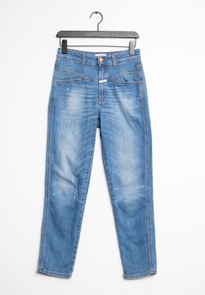 Jeans en denim bleu clair avec une coupe droite, cinq poches, des surpiqûres contrastées et une fermeture par bouton à la taille.