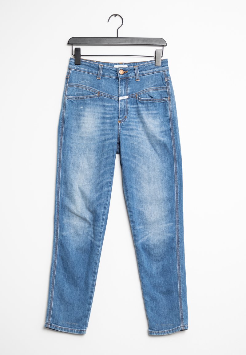 Jeans en denim bleu clair avec une coupe droite, cinq poches, des surpiqûres contrastées et une fermeture par bouton à la taille.