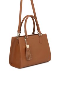 Brūna ādas rokas soma ar divām rokturiem, noņemamu plecu siksnu un dekoratīvu pūkaini piekariņu uz metāla ķēdes.