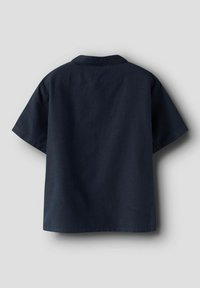 Tamsiai mėlynas trumpomis rankovėmis marškinėliai su apykakle, pasižymintys laisvu siluetu ir lygiu medvilnės audiniu, matoma siuvimo linija palei kraštą.