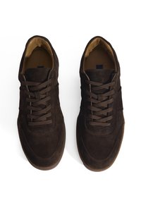 Baskets en daim marron avec une surface texturée, design à lacets, col rembourré et semelle en caoutchouc marron. Style athlétique simple.