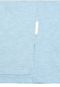 Hellblaue T-Shirt aus weichem Stoff, mit einem seitlichen Schlitz und einem kleinen weißen Etikett am Saum. Glatte Textur mit einem melierten Muster.