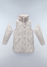 Gilet senza maniche in un leggero beige trapuntato con colletto alto, tasche laterali e maniche staccabili. Tessuto liscio e lucido con motivo a diamante.