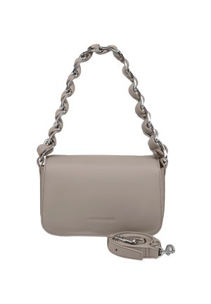 Beige Lederhandtasche mit strukturiertem Design, einer massiven Kettenschlaufe und einem verstellbaren Lederschulterriemen; hat eine glatte Textur.