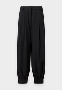 Μαύροι ψηλόμεσοι παντελόνια με πιέτες, κουμπωτές μανσέτες στους αστραγάλους, θηλιές για ζώνη και χαλαρή, κωνική εφαρμογή σε λευκό φόντο.