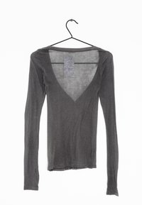 Dunkelgraues langärmeliges Shirt mit tiefem V-Ausschnitt, das an einem schwarzen Drahtbügel vor weißem Hintergrund hängt.