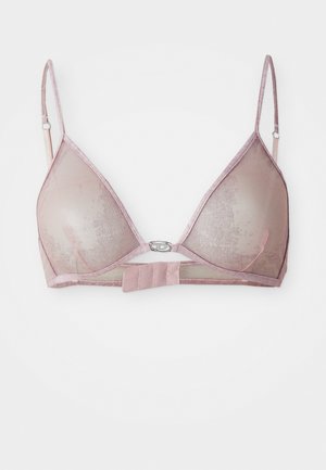 Rosa skjær triangel-bh med mesh-kopper, satengkant, justerbare stropper og metallklaff foran. Glatt tekstur og minimalistisk design.