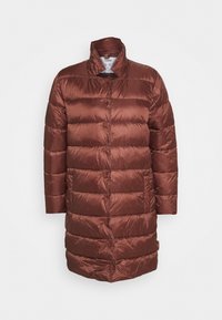 Bruine pufferjas met een hoge kraag, gemaakt van glanzende, gewatteerde stof. Beschikt over een knoopsluiting en lange mouwen, met een iets uitlopende vorm.