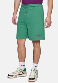 Groene katoenmix shorts met een elastische tailleband, zijzakken en paarse "R.S.V.P." borduring op het linkerbeen.
