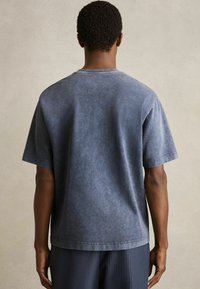 Reiss REGULAR FIT - NOMO GARMENT-DYED - Základné tričko - indigo blue
