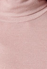Rippstrick-Pullover mit Stehkragen in sanftem Rosa mit einem subtilen Schimmer. Verfügt über ein enganliegendes Design und eine glatte Textur, die sich gut zum Layering eignet.